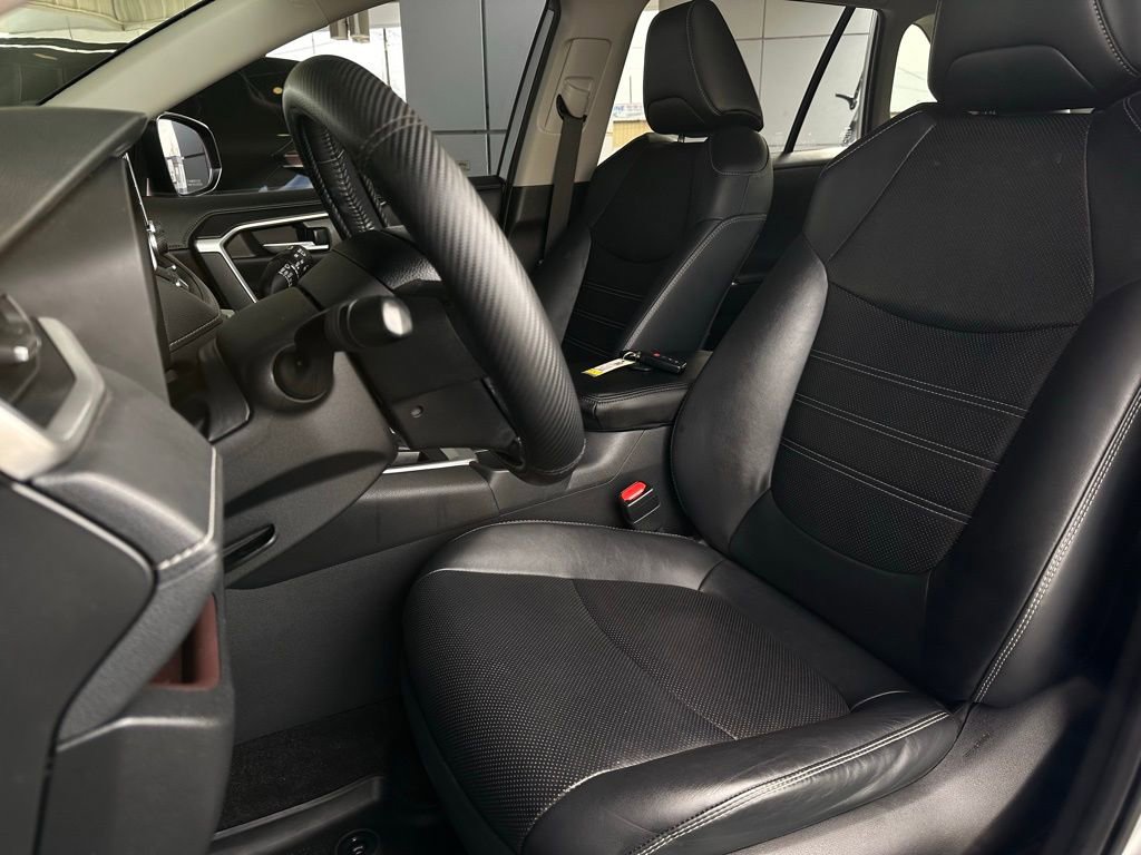 Used 2019 Toyota RAV4 Limited image 14