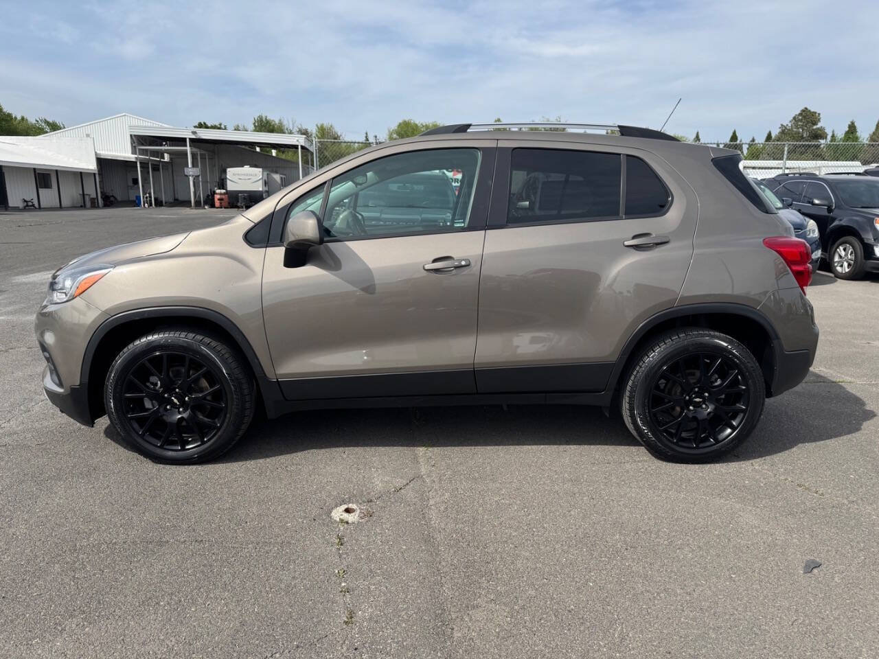 Used 2021 Chevrolet Trax LT w/ Premium Seat Package AWD/4WD image 2