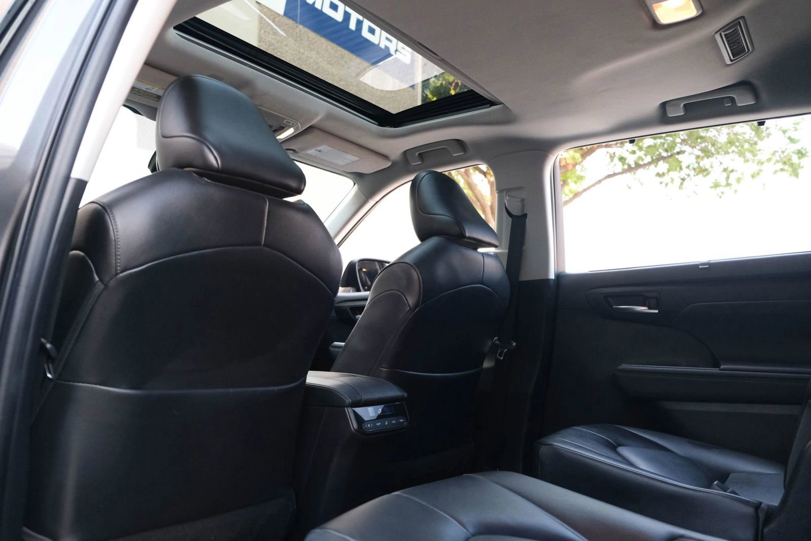 Used 2022 Toyota Highlander XLE image 25