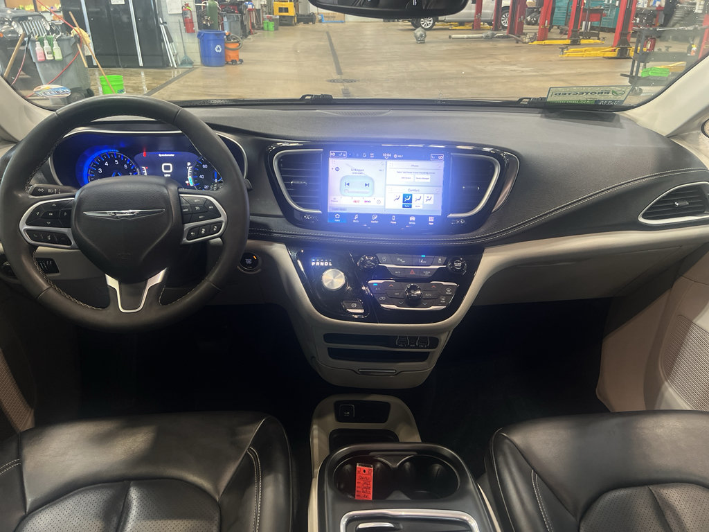 Used 2023 Chrysler Pacifica Touring-L FWD image 18
