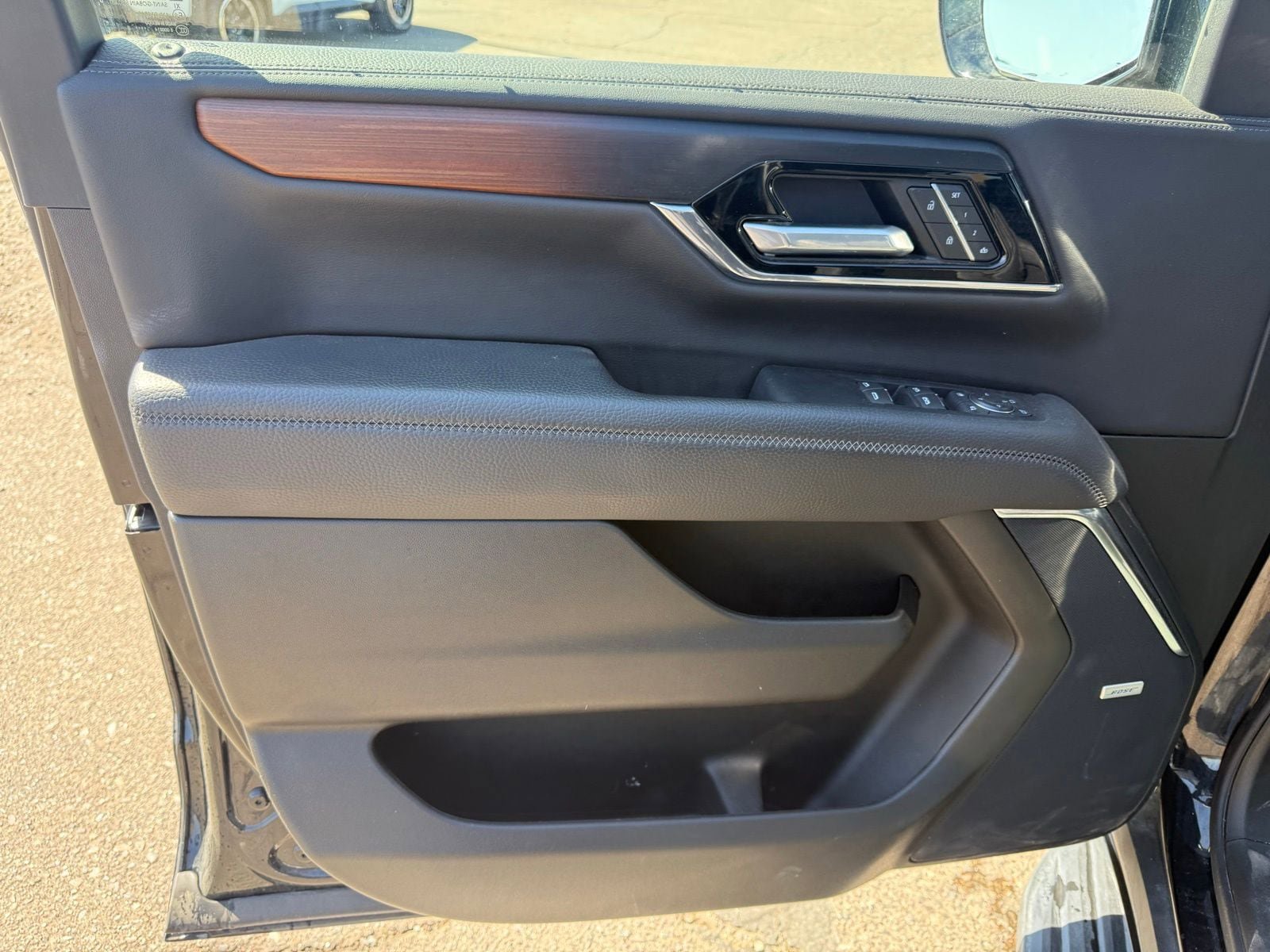 Used 2025 GMC Yukon XL Denali AWD/4WD image 16