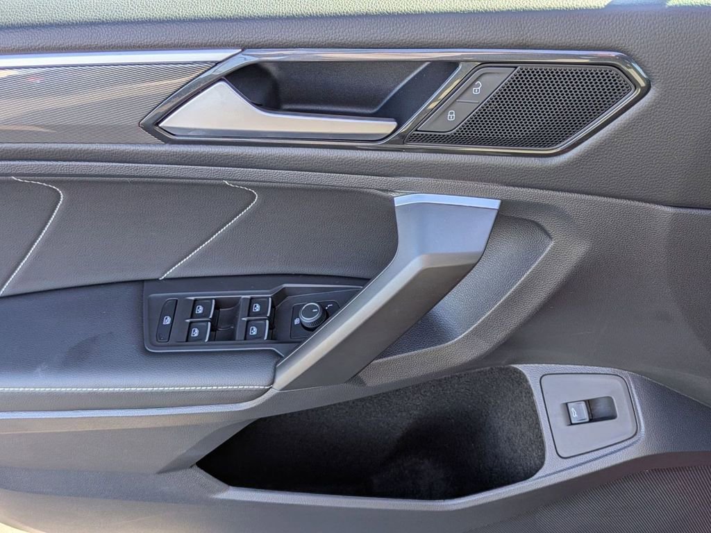 Used 2024 Volkswagen Tiguan SE R-Line image 5