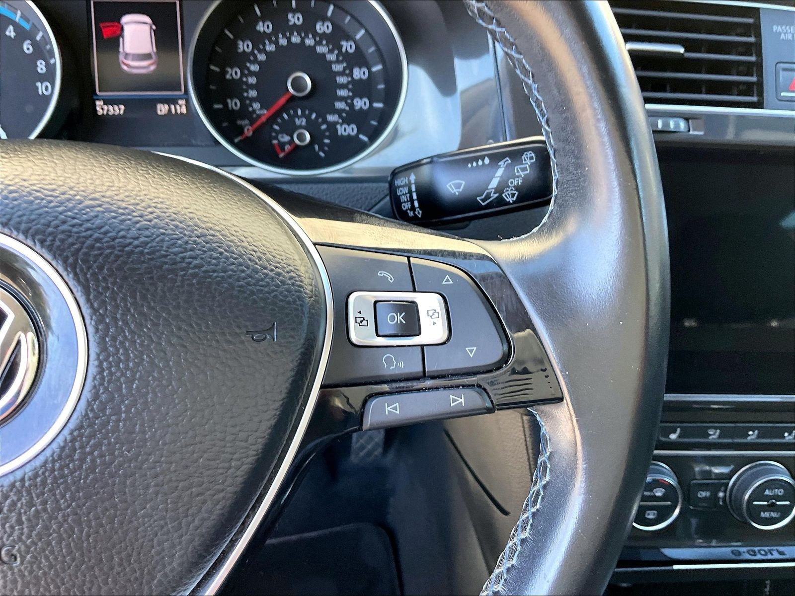 Used 2018 Volkswagen e-Golf SE FWD image 19