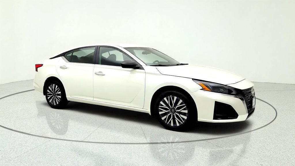 Used 2024 Nissan Altima 2.5 SV AWD/4WD image 3
