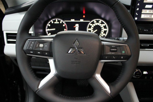 New 2025 Mitsubishi Outlander SE image 8