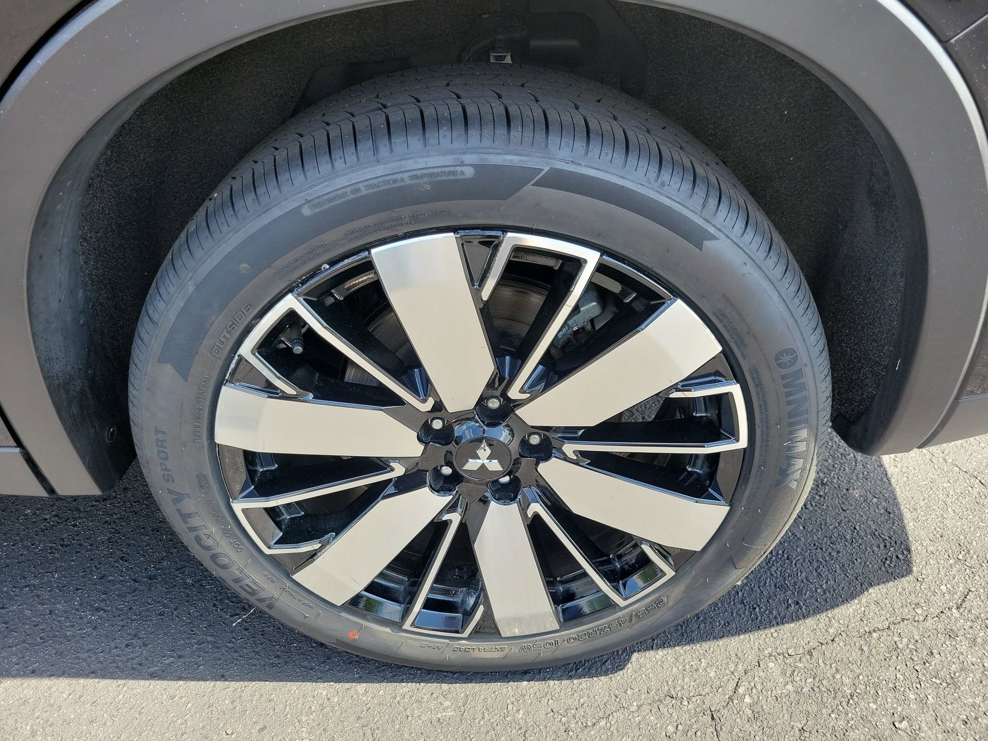 Used 2025 Mitsubishi Outlander AWD image 36