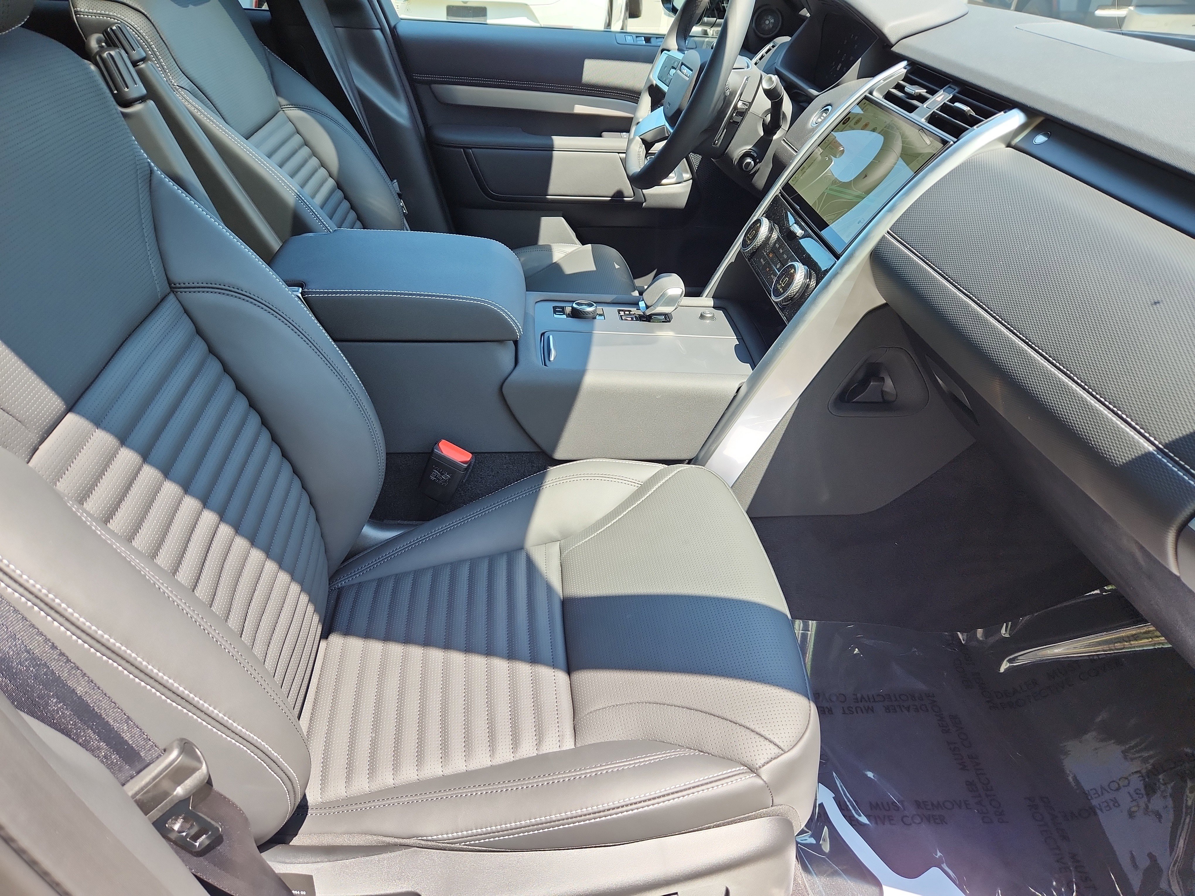 New 2025 Land Rover Discovery Dynamic SE image 3