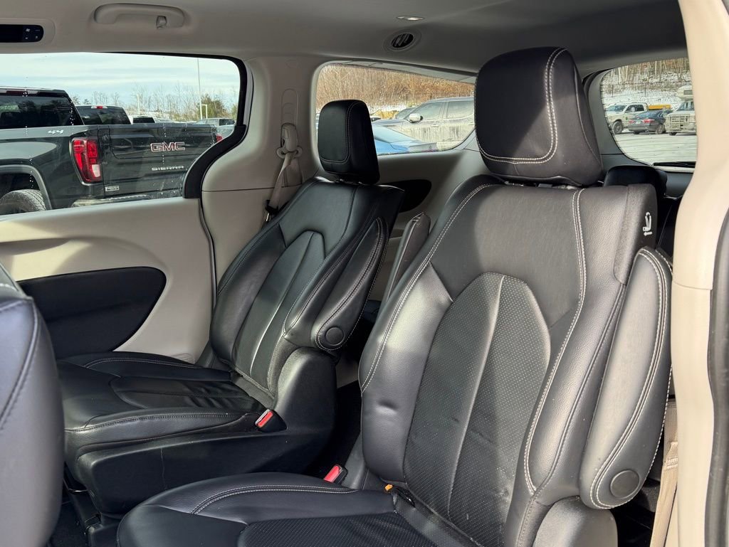 Used 2022 Chrysler Pacifica Touring-L image 6