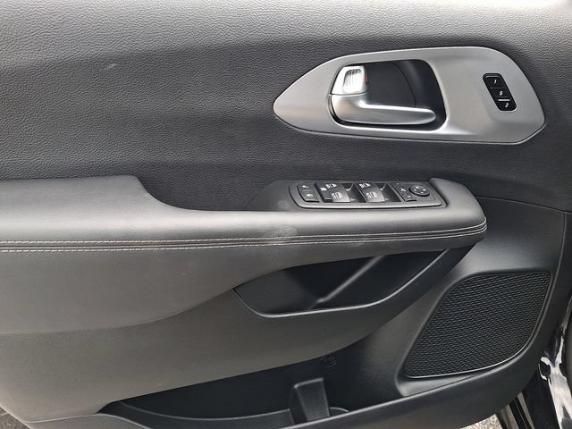 Used 2026 Chrysler Pacifica Limited w/ S Appearance Package FWD image 14