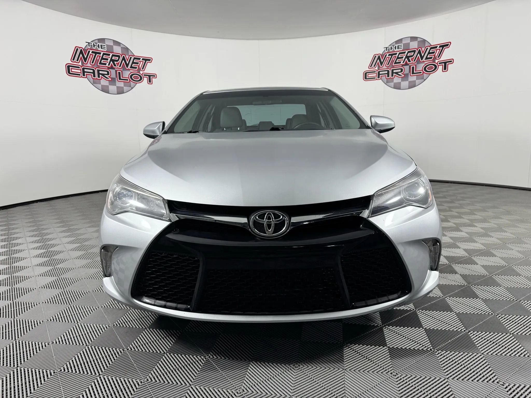 Used 2017 Toyota Camry SE image 2