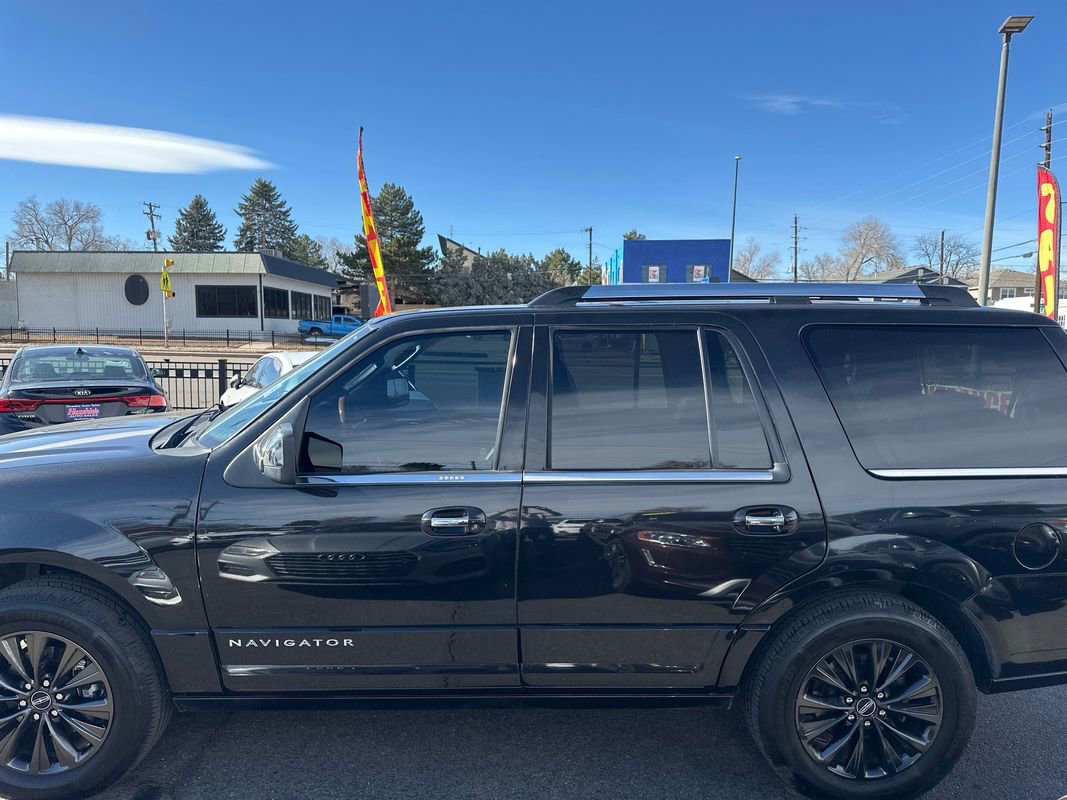Used 2015 Lincoln Navigator image 10