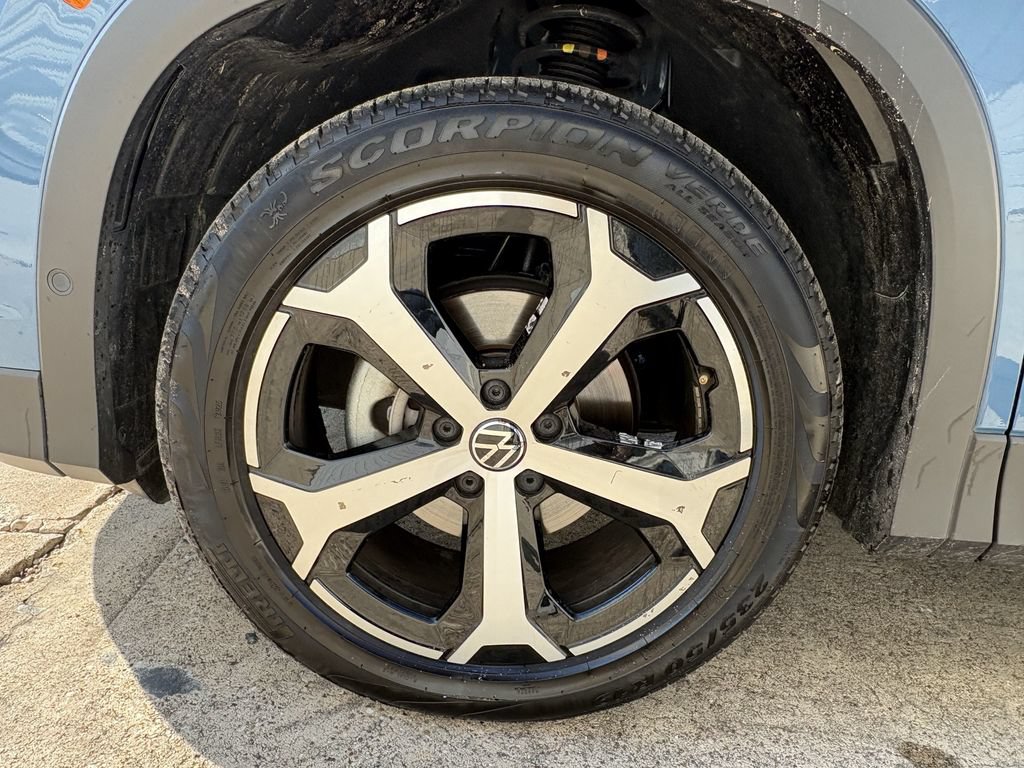 Used 2025 Volkswagen Tiguan SE FWD image 9