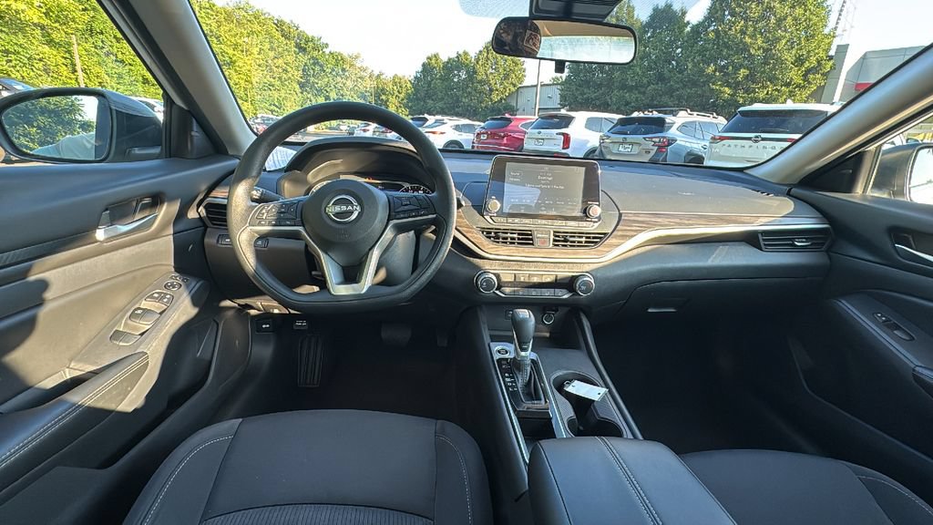 Used 2025 Nissan Altima 2.5 SV FWD image 8