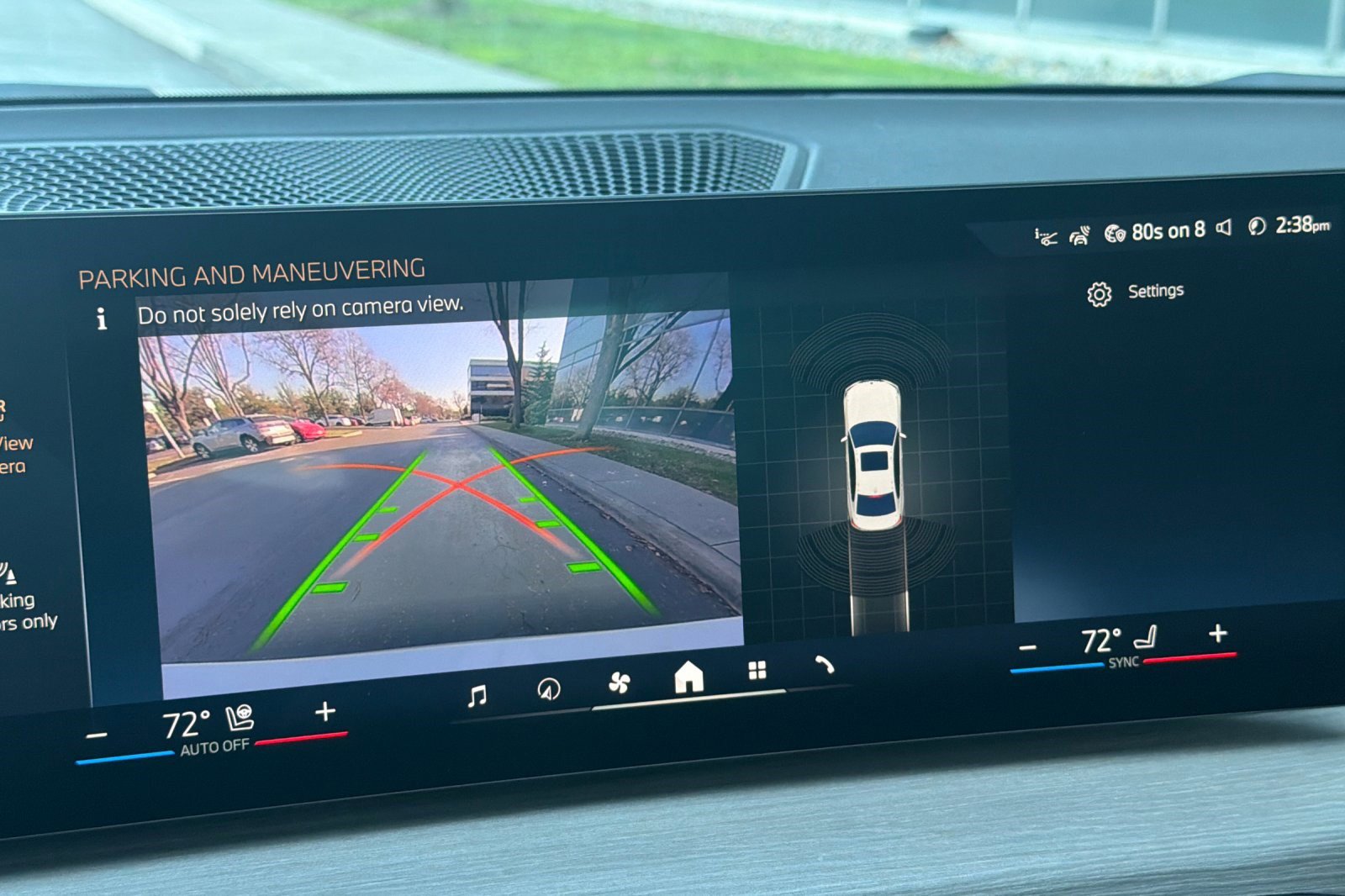 Used 2025 BMW 330i Sedan w/ Premium Package image 26