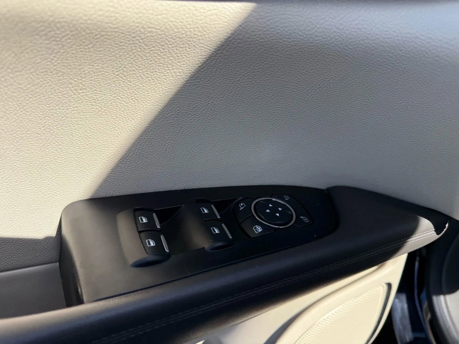 Used 2019 Lincoln Nautilus Select image 12