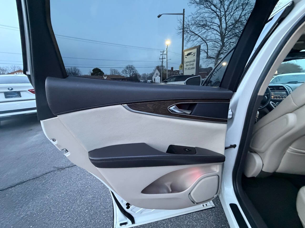 Used 2016 Lincoln MKX Reserve w/ Technology Package image 16