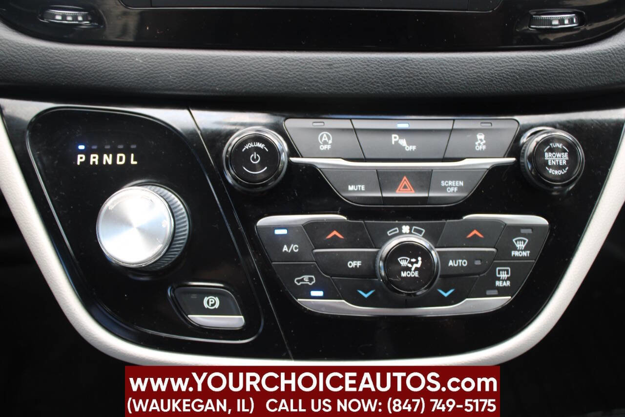 Used 2020 Chrysler Pacifica Touring-L FWD image 22