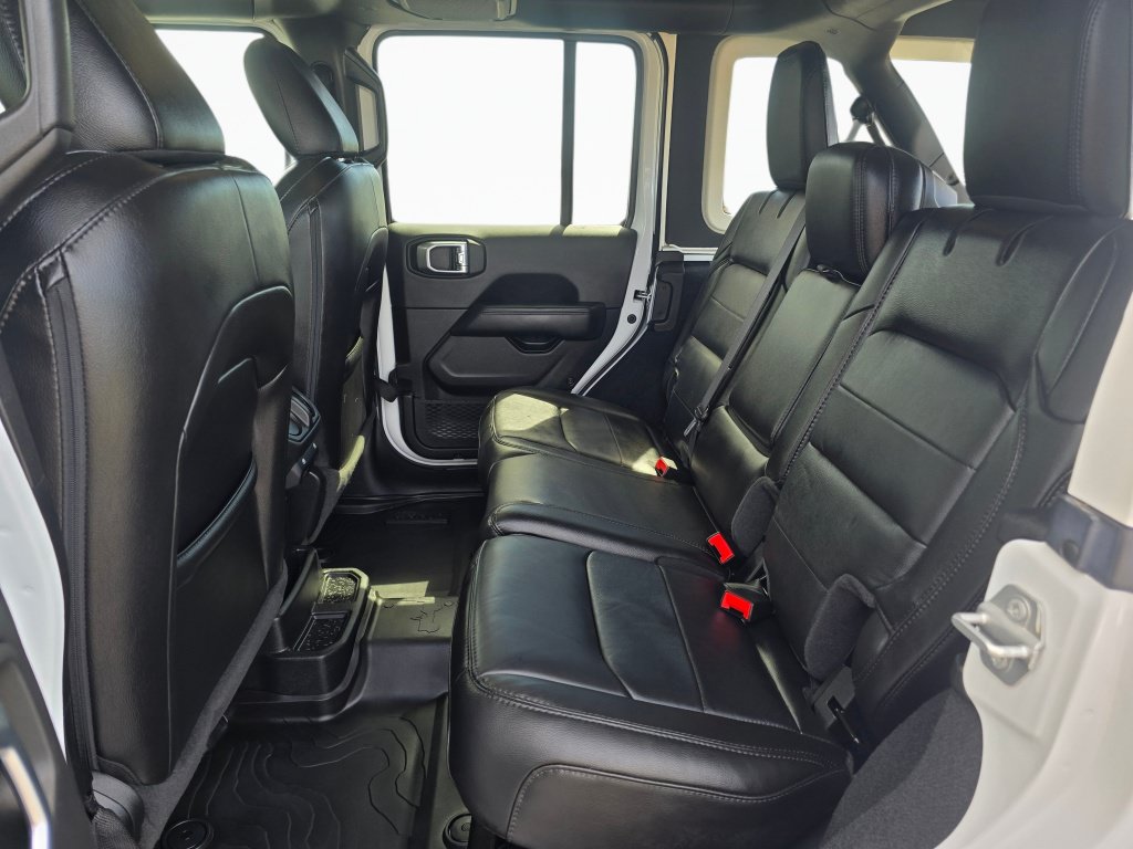 Used 2022 Jeep Wrangler Unlimited Sahara AWD/4WD image 21