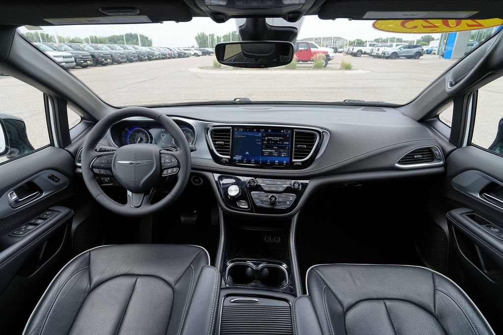 Used 2025 Chrysler Pacifica Limited FWD image 27