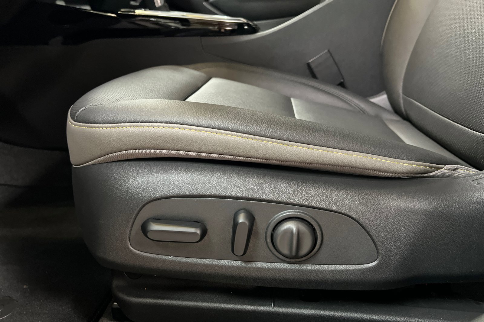 Used 2024 Chevrolet Trax ACTIV w/ Sunroof Package image 13