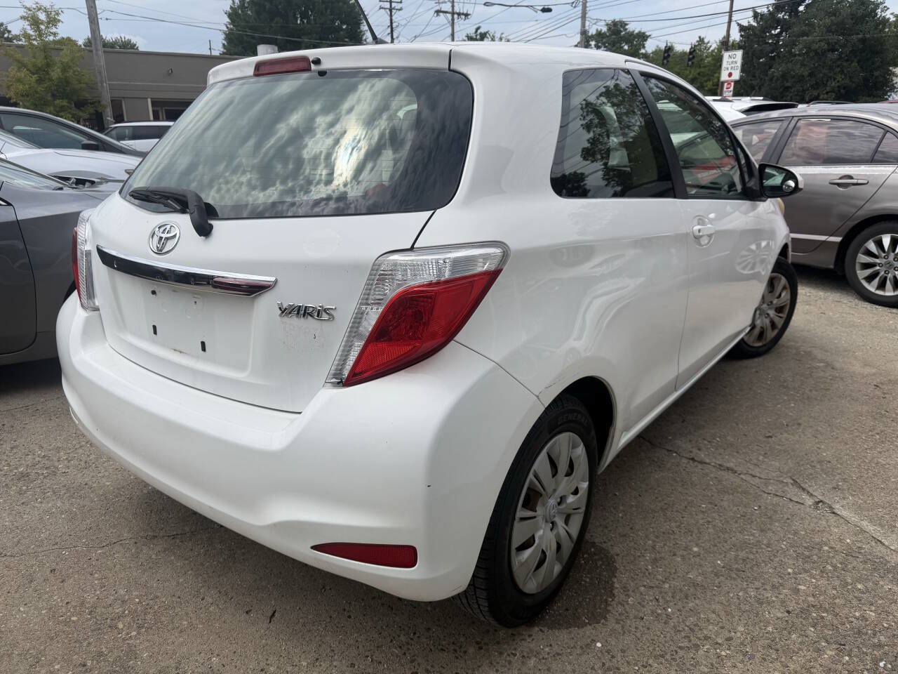 Used 2012 Toyota Yaris L FWD image 5