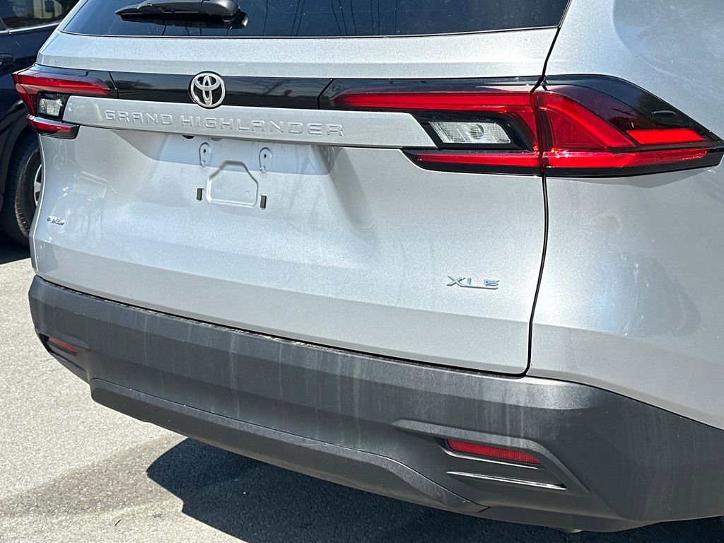 Used 2025 Toyota Grand Highlander XLE image 4