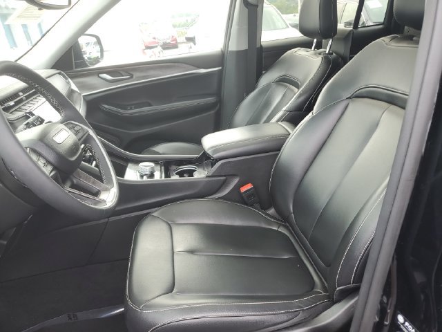 Used 2023 Jeep Grand Cherokee Limited w/ Luxury Tech Group II AWD/4WD image 18