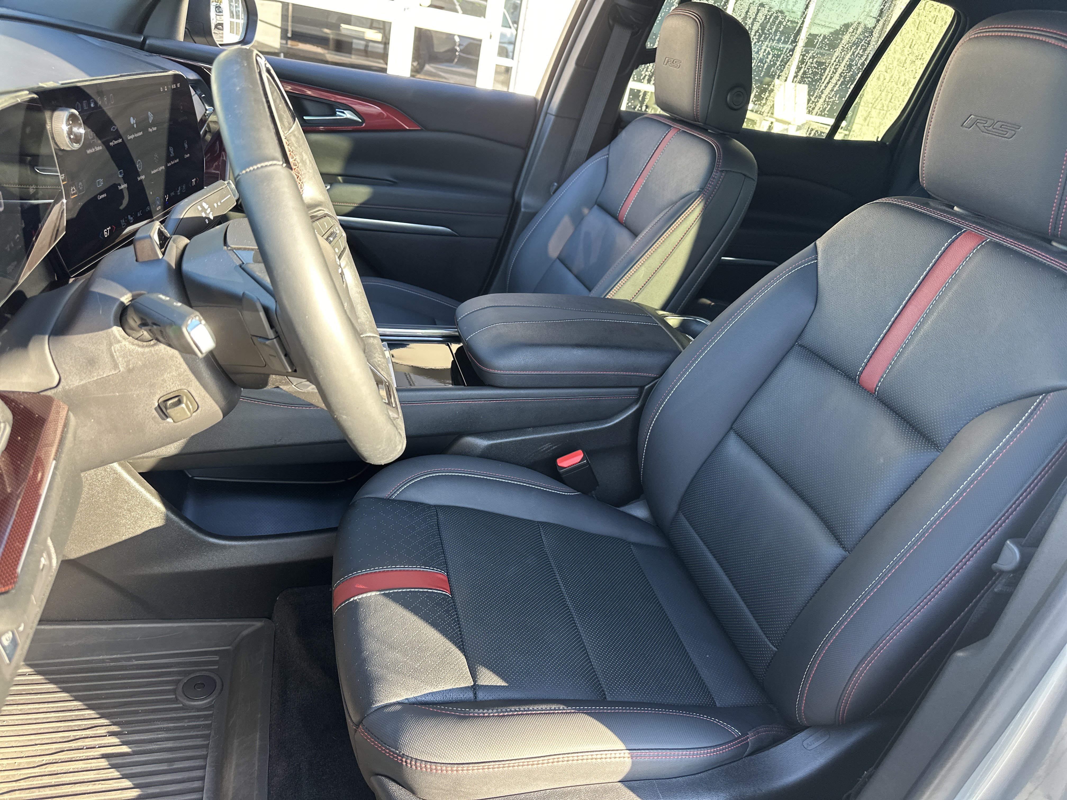 Used 2025 Chevrolet Traverse RS FWD image 11