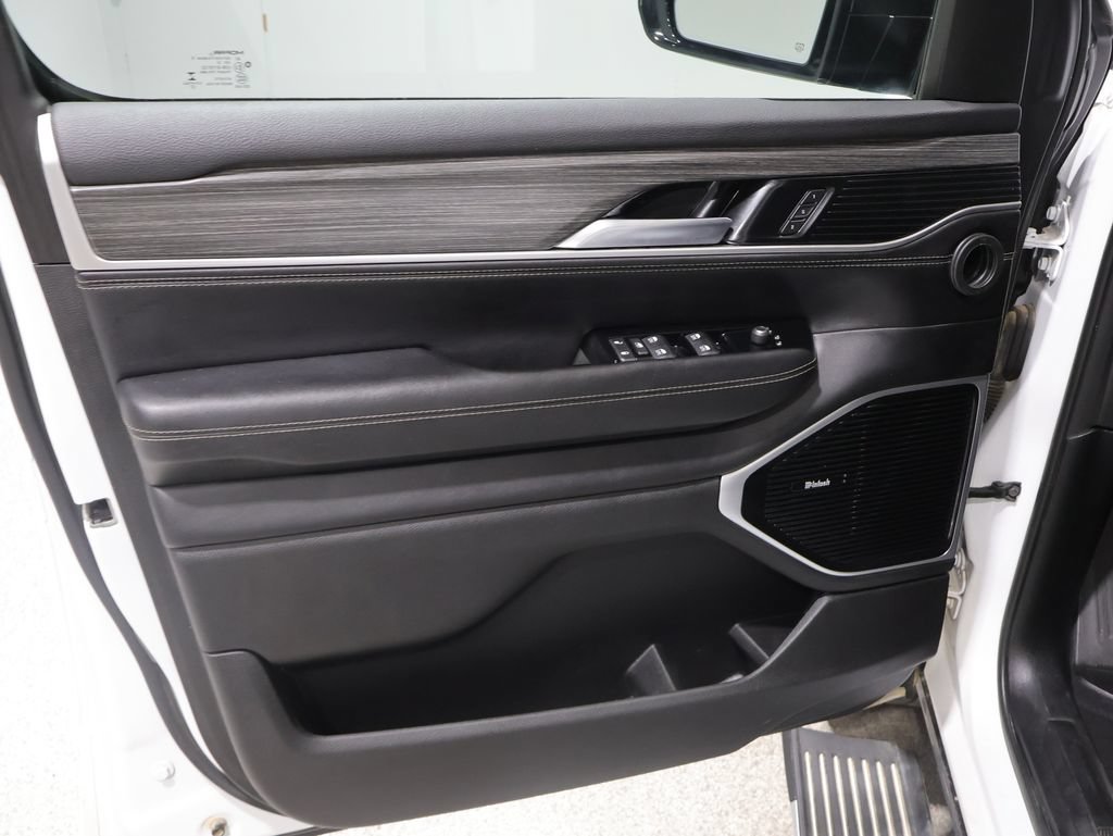 Certified 2023 Jeep Wagoneer Series III w/ Premium Group I AWD/4WD image 13