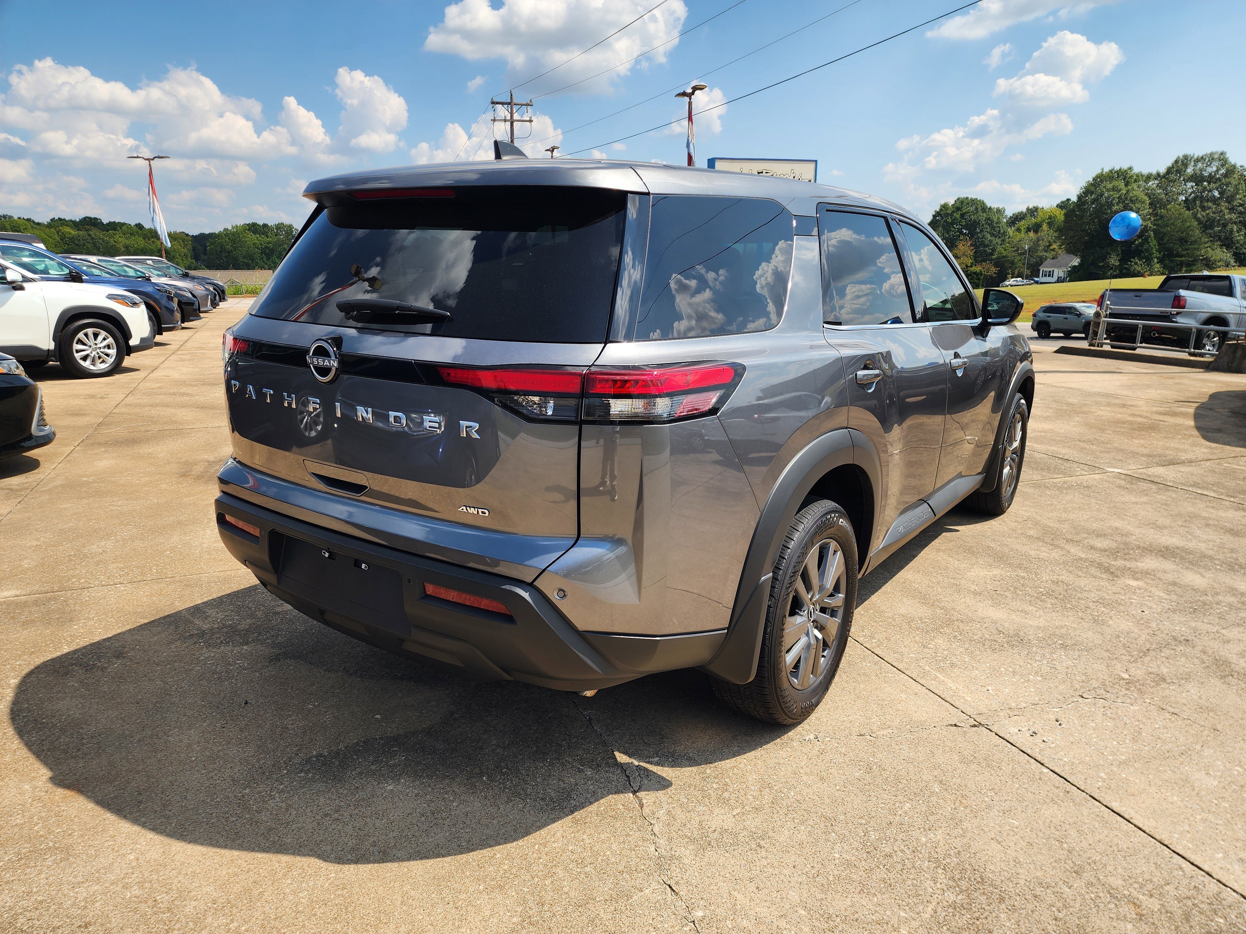 Used 2024 Nissan Pathfinder S image 4