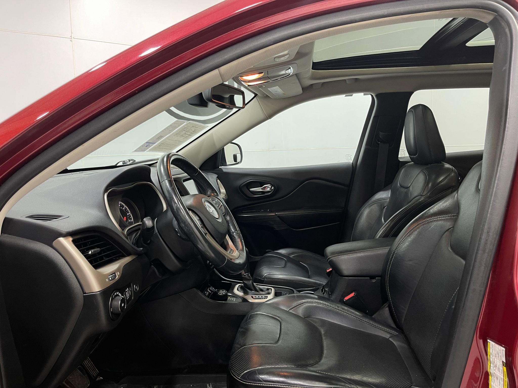 Used 2015 Jeep Cherokee Limited w/ Luxury Group AWD/4WD image 13
