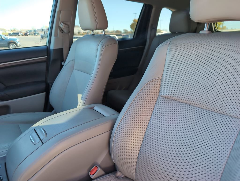 Used 2016 Toyota Highlander Limited image 15