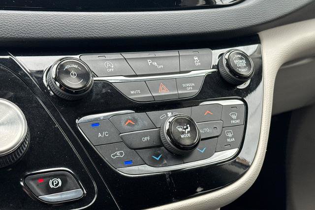 Used 2018 Chrysler Pacifica Touring-L FWD image 17