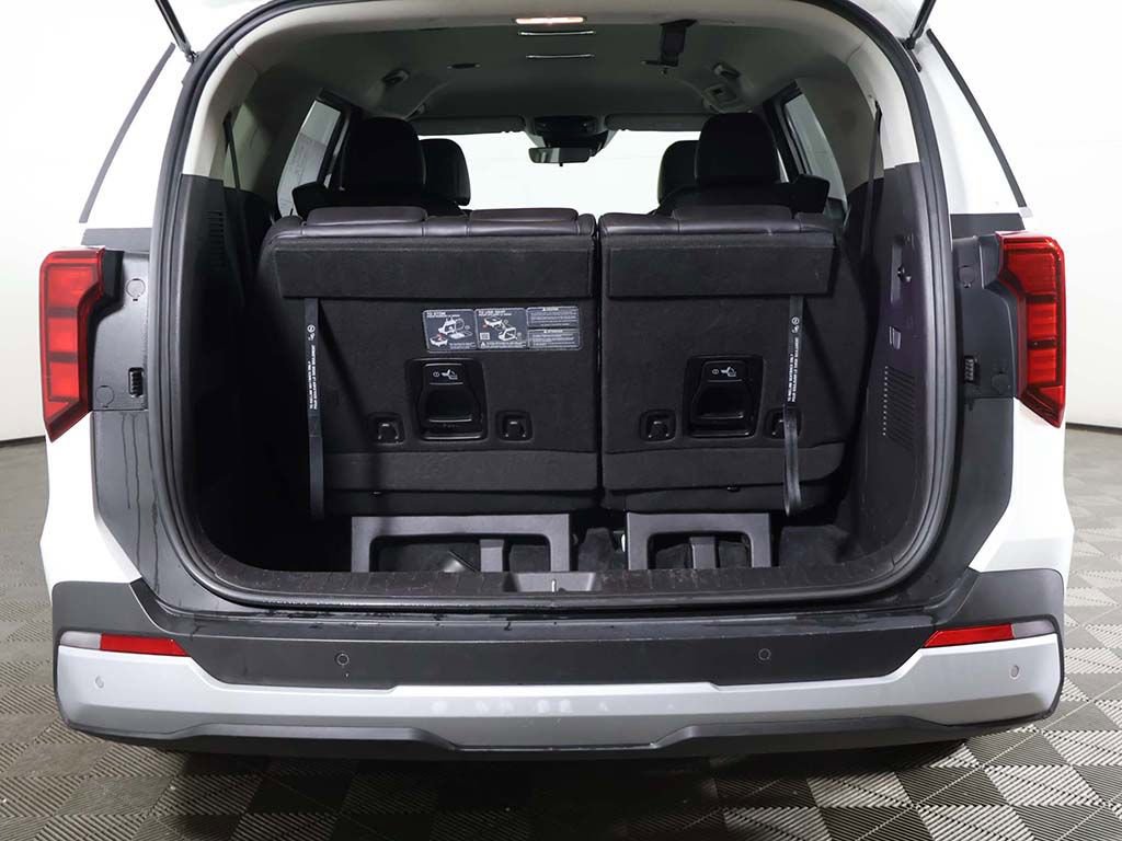 Used 2025 Kia Carnival FWD image 16