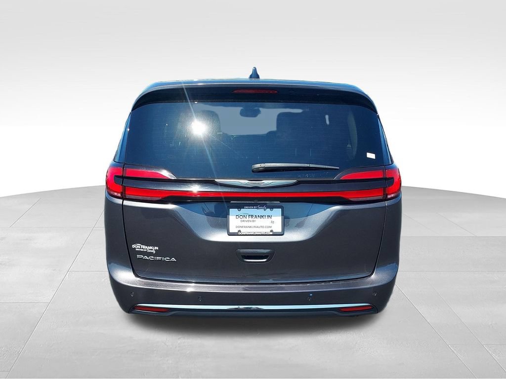 Used 2023 Chrysler Pacifica Touring-L FWD image 4