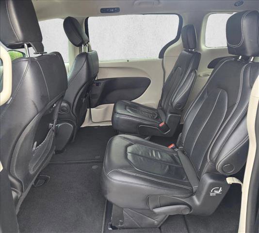 Used 2022 Chrysler Pacifica Touring-L FWD image 16