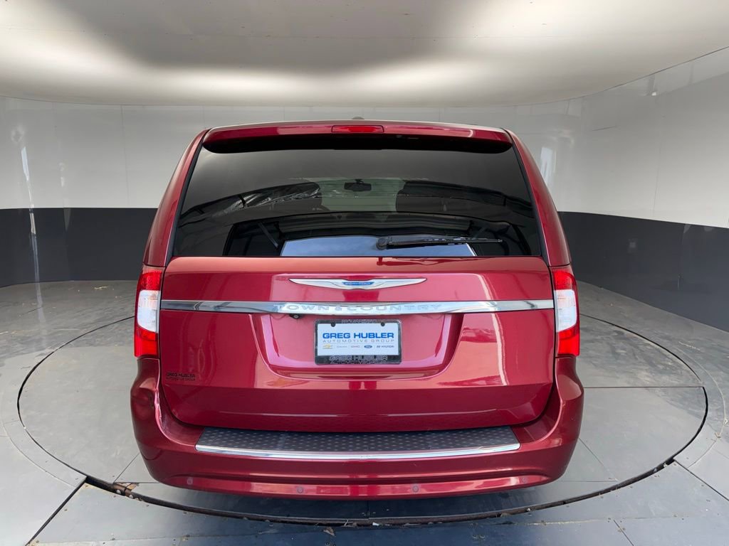 Used 2016 Chrysler Town & Country Touring-L image 11