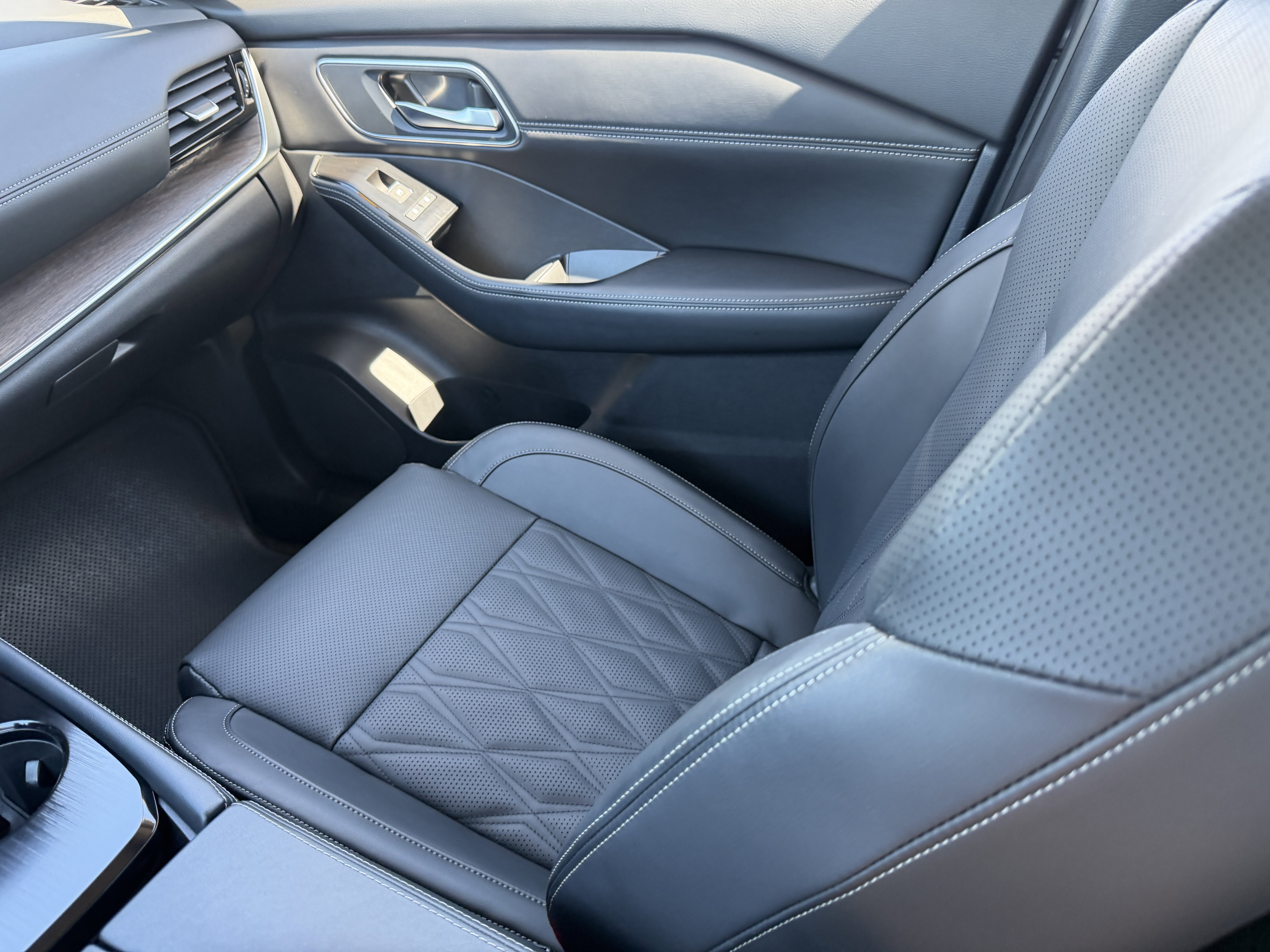 Used 2024 Nissan Rogue Platinum w/ Platinum Premium Package image 17