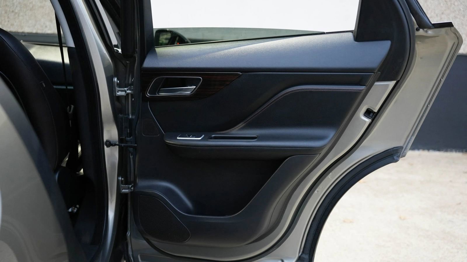 Used 2018 Jaguar F-PACE Prestige image 28