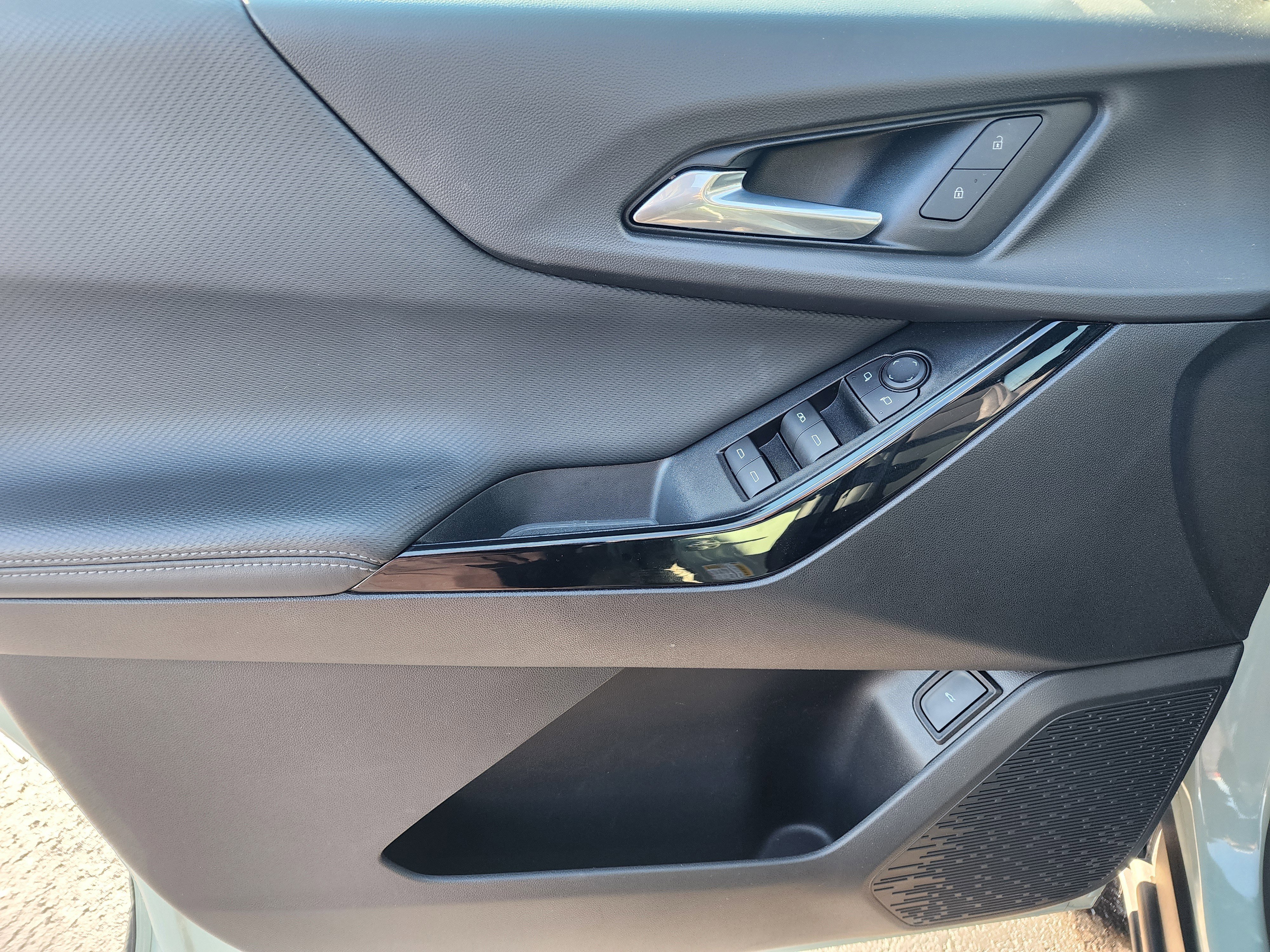 Used 2025 Chevrolet Equinox LT w/ Convenience Package II image 23