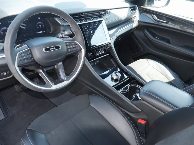 Used 2023 Jeep Grand Cherokee Altitude image 17