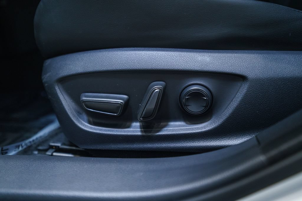 Used 2025 Toyota Prius XLE FWD image 21