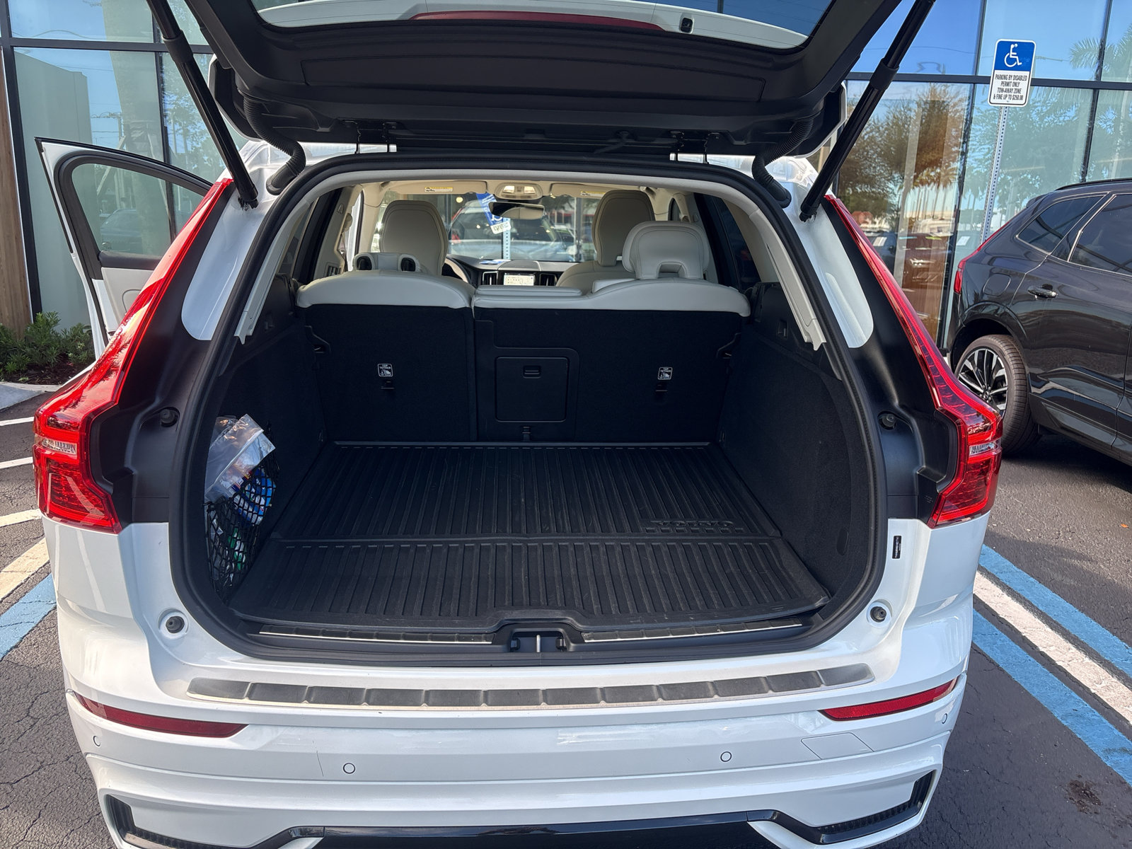 Certified 2025 Volvo XC60 T8 Ultra w/ Protection Package Premier AWD/4WD image 20