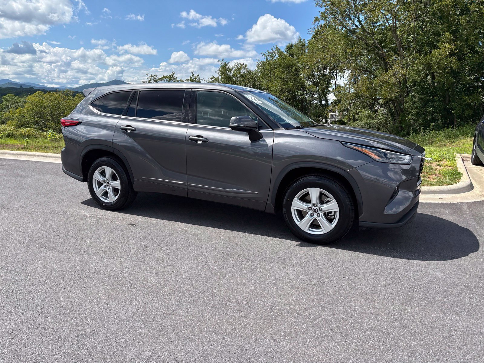 Used 2022 Toyota Highlander LE FWD image 7