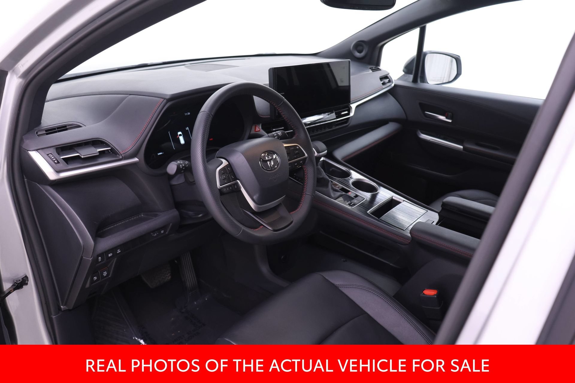 Certified 2025 Toyota Sienna XSE w/ XSE Plus Package FWD image 3