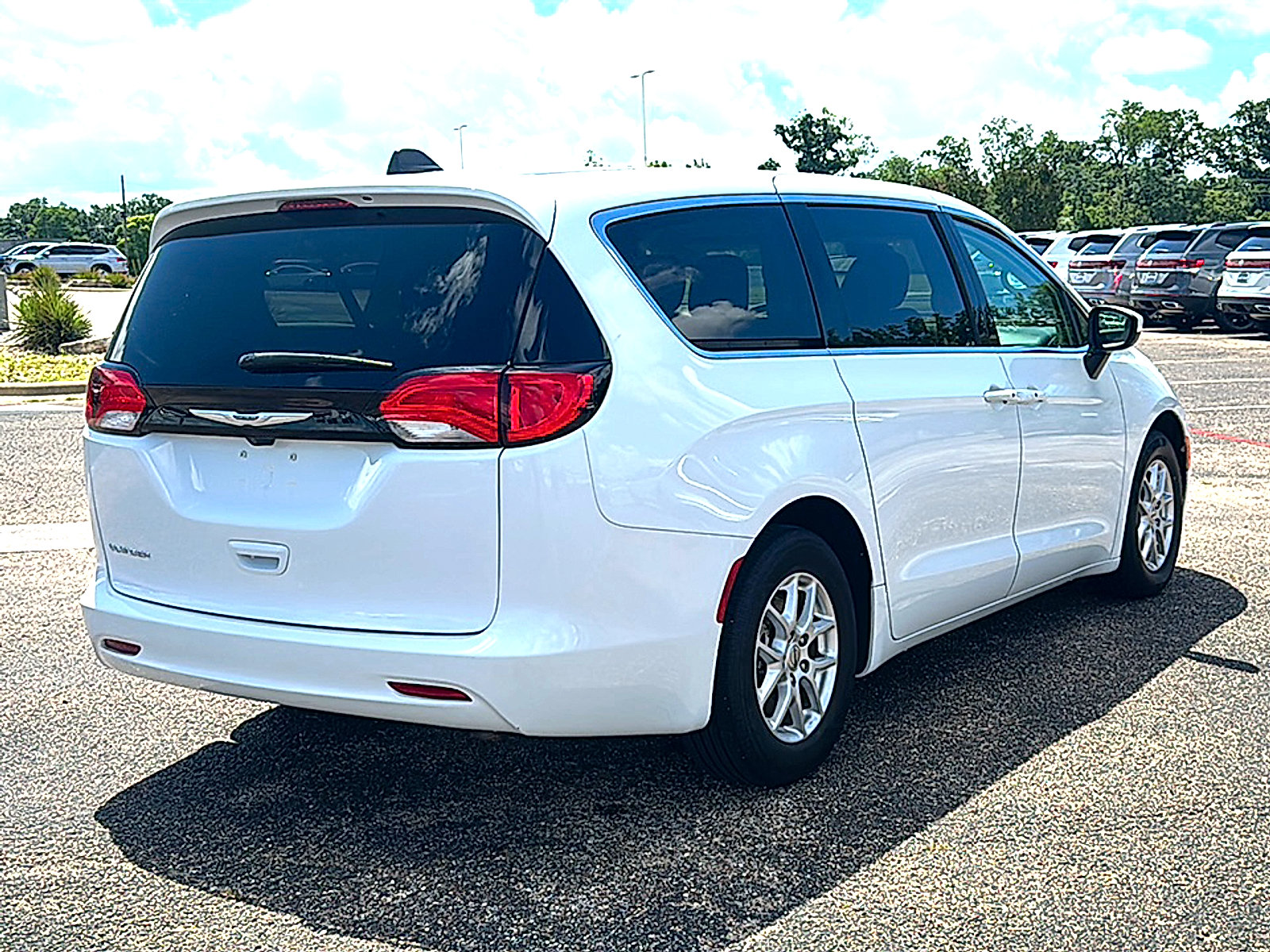 Used 2023 Chrysler Voyager LX FWD image 8