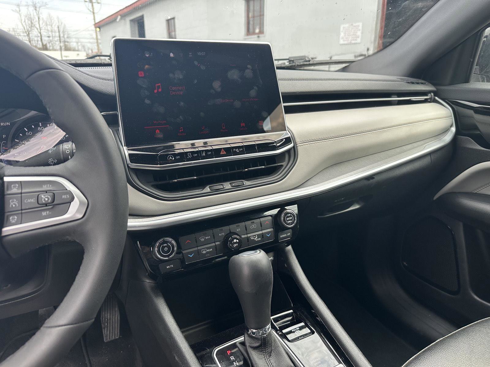 Used 2025 Jeep Compass Limited image 11