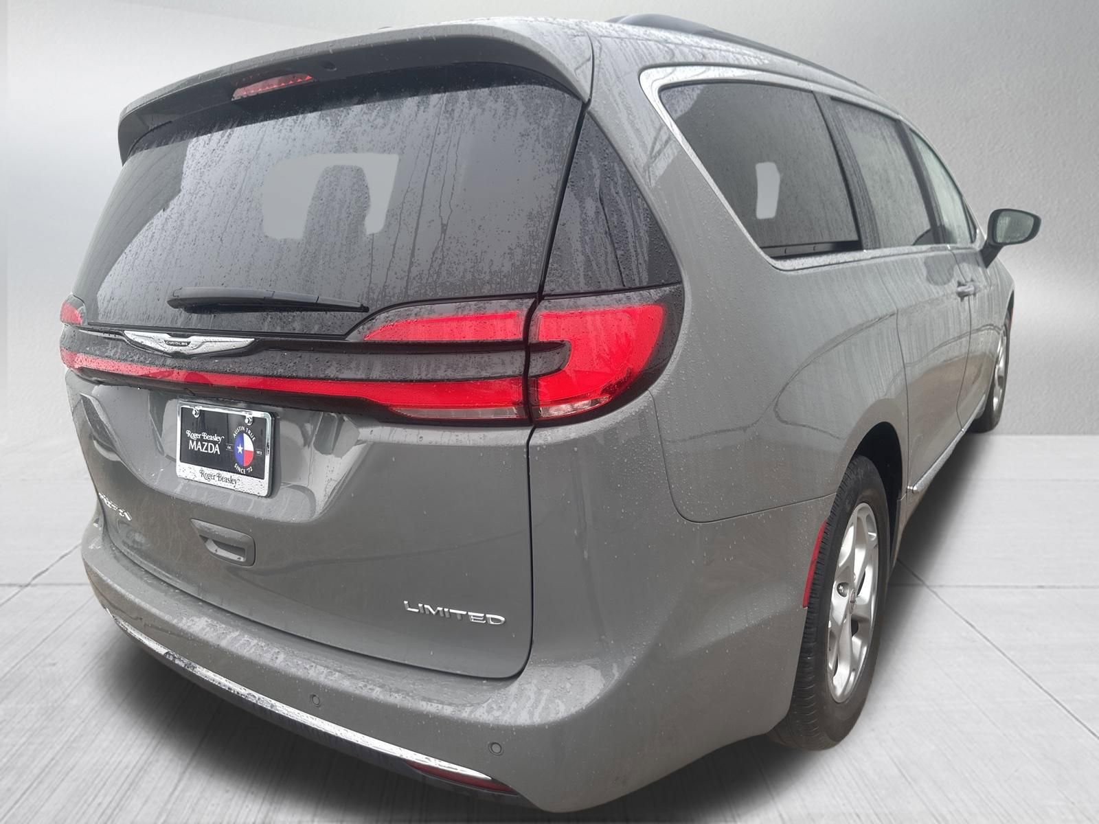Used 2023 Chrysler Pacifica Limited FWD image 9
