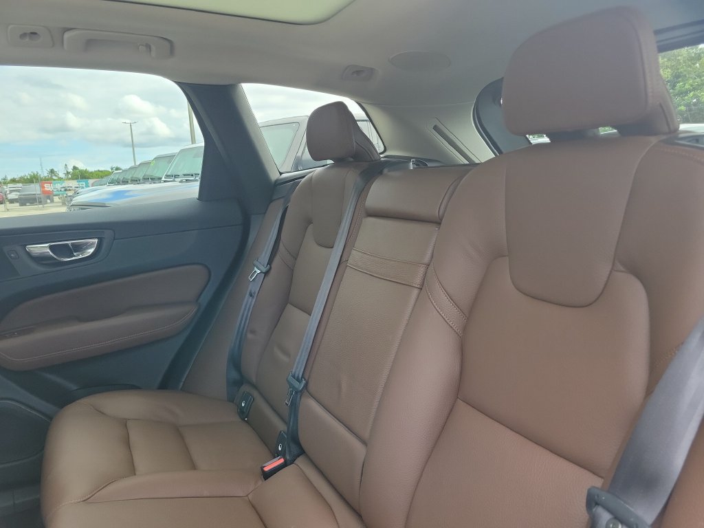 Used 2019 Volvo XC60 T6 Momentum w/ Multimedia Package AWD/4WD image 16