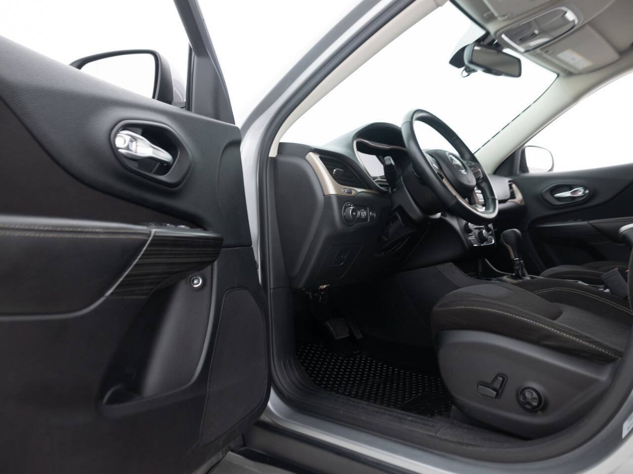 Used 2015 Jeep Cherokee Latitude w/ Comfort/Convenience Group AWD/4WD image 24